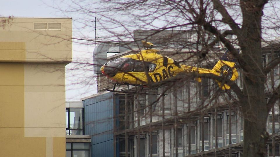 Am Viki Stadion landet ein Rettungshubschrauber