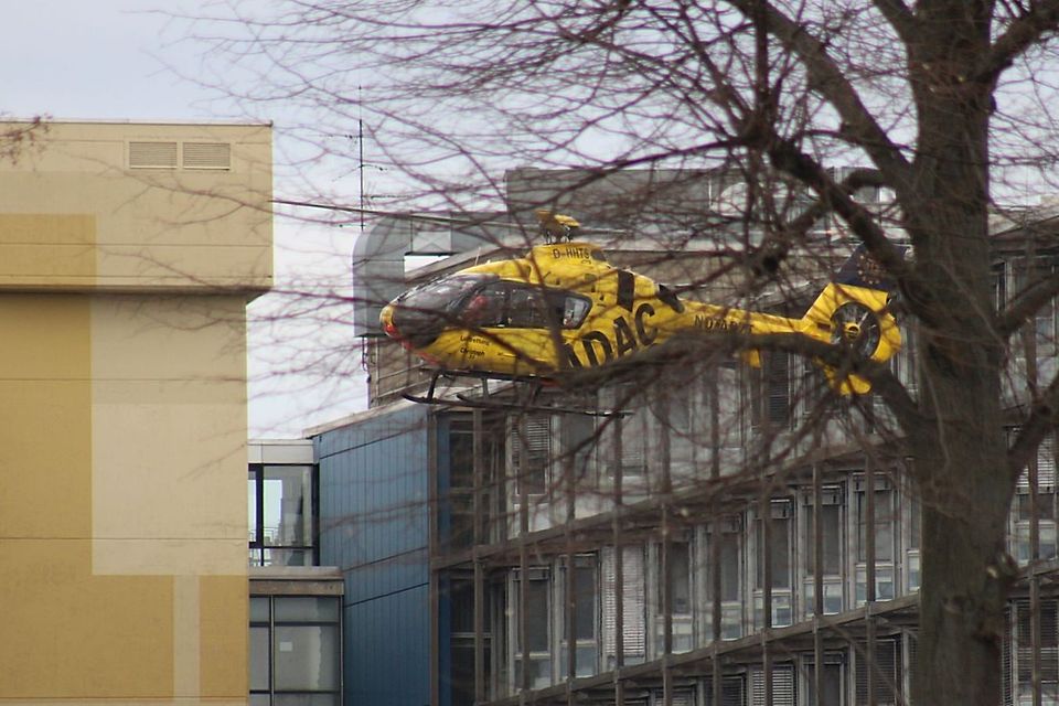 Am Viki Stadion landet ein Rettungshubschrauber