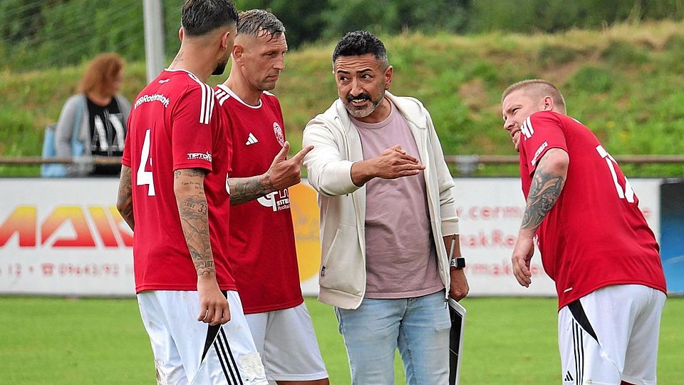 Wenn der Vater mit dem Sohne... Andreas Scheler (Zweiter von links), gab am Wochenende völlig überraschend sein Comeback als Spieler. Der Ex-Coach des FC Amberg stand gemeinsam mit Sohn Noel (links) auf dem Platz. Daneben Trainer Hakan Boztepe und der Ex-Ammerthaler Michael Jonczy.