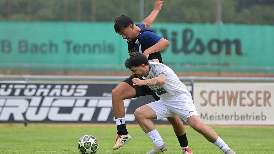 Beim Blitzturnier in Bach begegneten sich der FC Tegernheim (unten Cigi Özlokman) und der VfB Bach (Matteo D'Errico) auf Augenhöhe.
