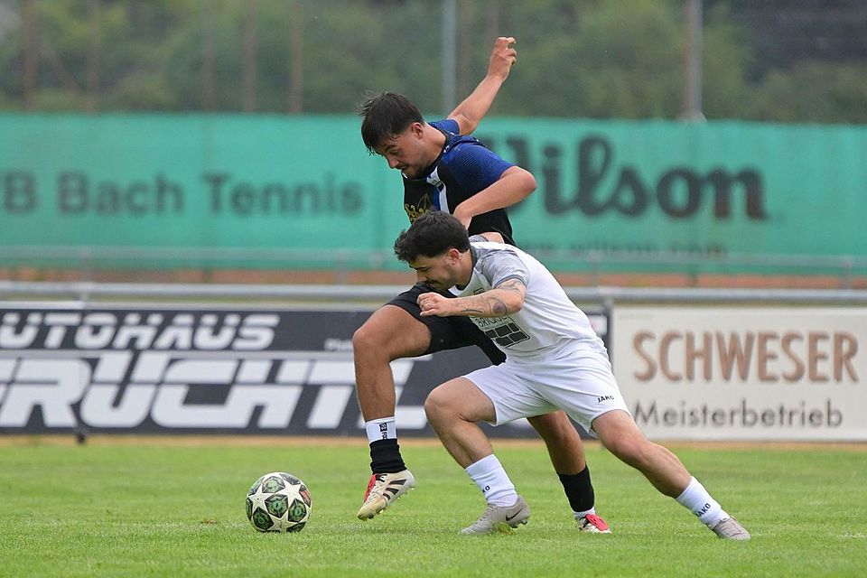 Beim Blitzturnier in Bach begegneten sich der FC Tegernheim (unten Cigi Özlokman) und der VfB Bach (Matteo D'Errico) auf Augenhöhe.