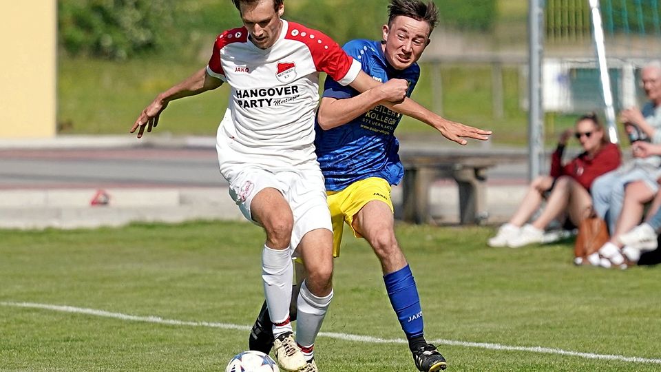 Kevin Schwark (links) bleibt mit dem FC Mertingen im Rennen um den direkten Klassenerhalt. In Holzkirchen hängte er Leander Hubel ab und gewann mit dem FCM 4:1.