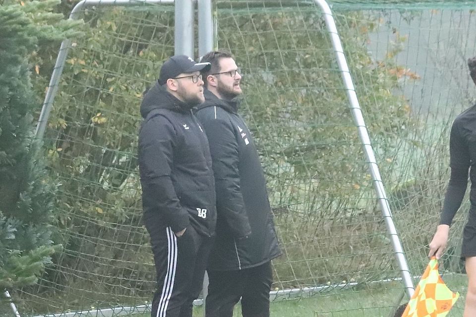 Trainer Björn Bleschke (links) und sein Co. Mario Knebel geben noch nicht auf. Trainer Björn Bleschke (links) und sein Co. Mario Knebel geben noch nicht auf.