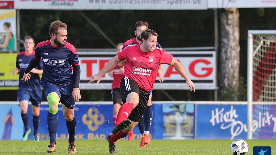Bastian Lobinger (rechts, rotes Trikot) wird ab dem Sommer alleinverantwortlicher Spielertrainer bei seinem Heimatverein SpVgg Pfreimd.