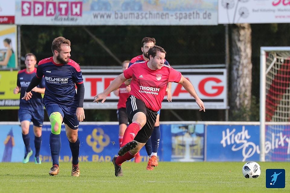 Bastian Lobinger (rechts, rotes Trikot) wird ab dem Sommer alleinverantwortlicher Spielertrainer bei seinem Heimatverein SpVgg Pfreimd.