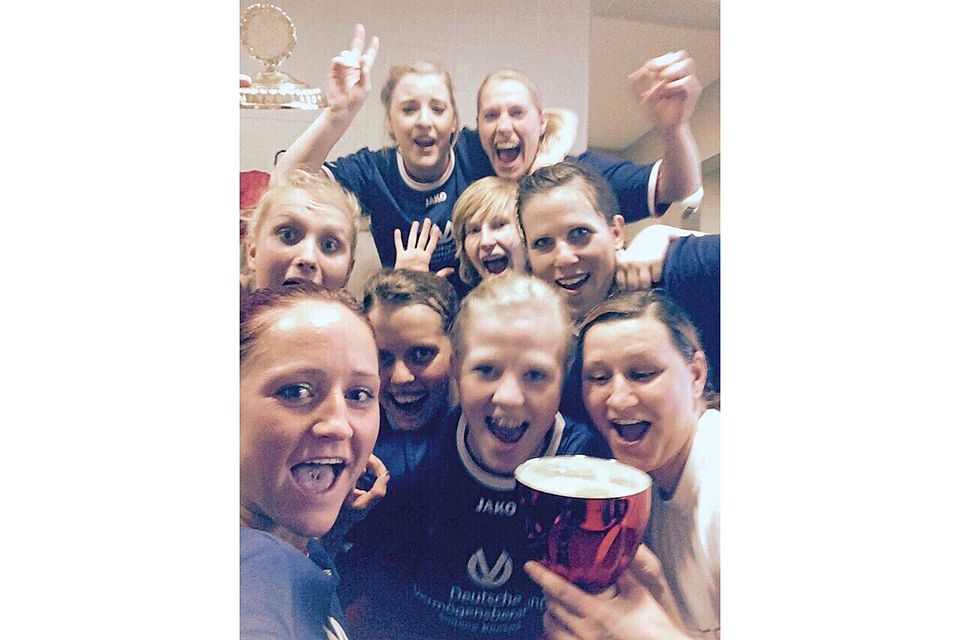 Jubel: Die Fußball-Frauen des Landesligisten Forst Borgsdorf sind Hallen-Landesmeister. Foto: Verein
