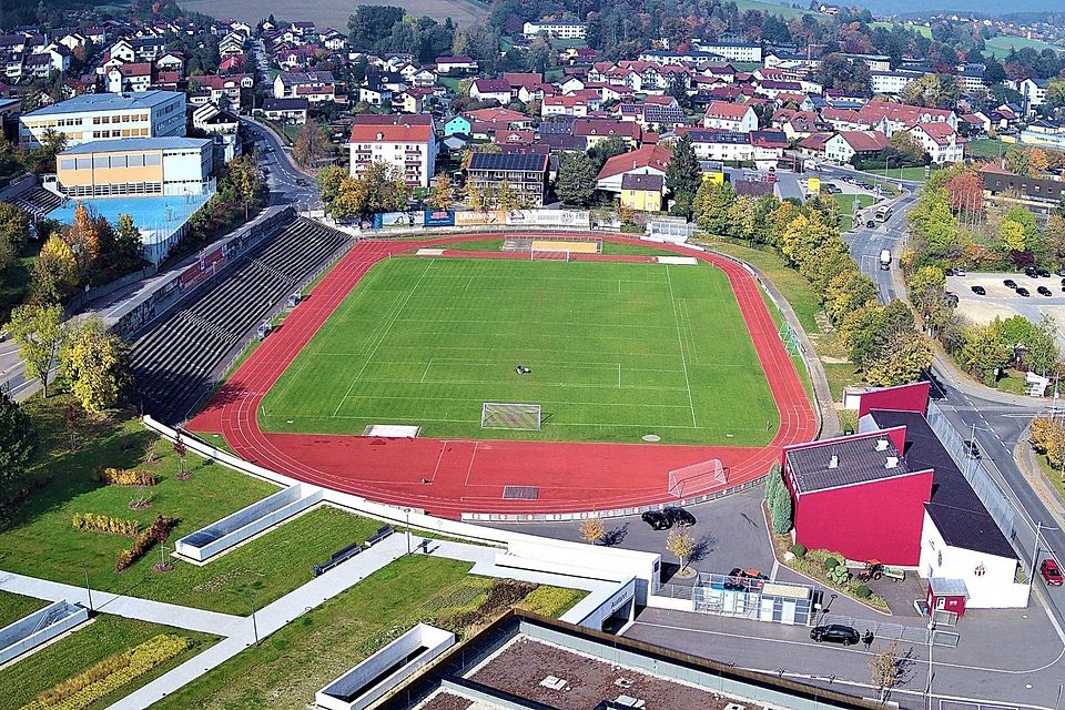 Im Falle des Regionalliga-Aufstiegs müsste der ASV Cham vom Kappenberger Sportzentrum ins Stadion an der Further Straße umziehen.