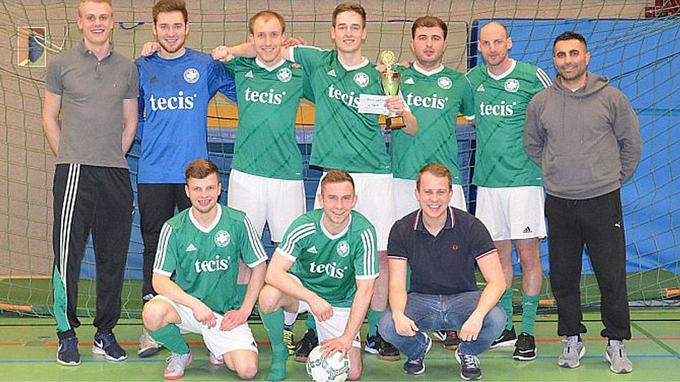 Foto Heino Schmidt: Die Mannschaft des TuS Vorwärts Augustfehn I gewann das diesjährige Hallenfußballturnier um den Tecis-Cup in Augustfehn.
