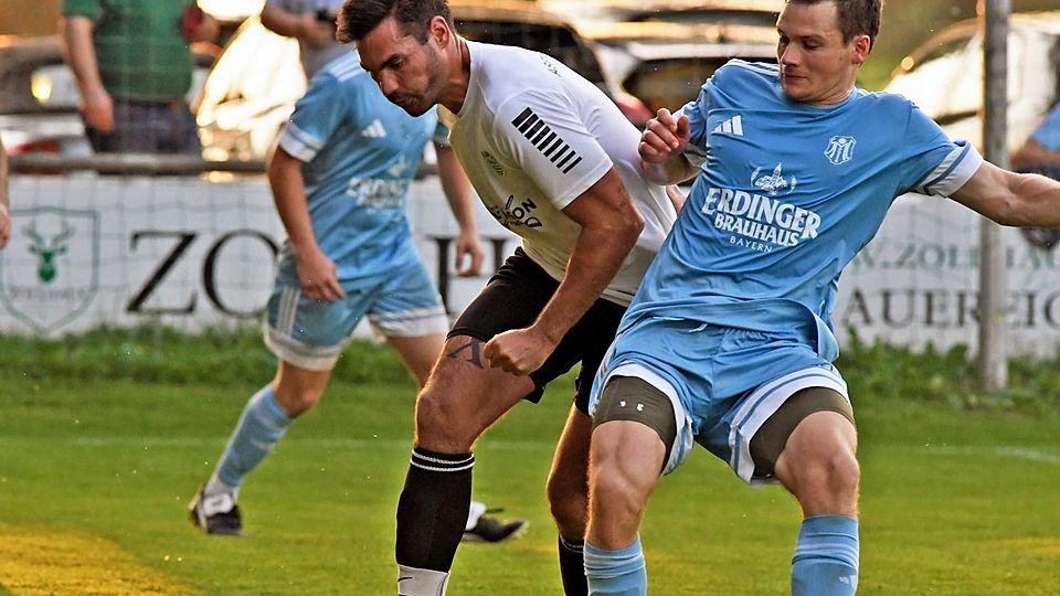 Nicht zu stoppen war Julian Schaumaier (l.). Der Aspis-Stürmer setzt sich hier gegen Thomas Forsthuber durch und traf fünf Mal.