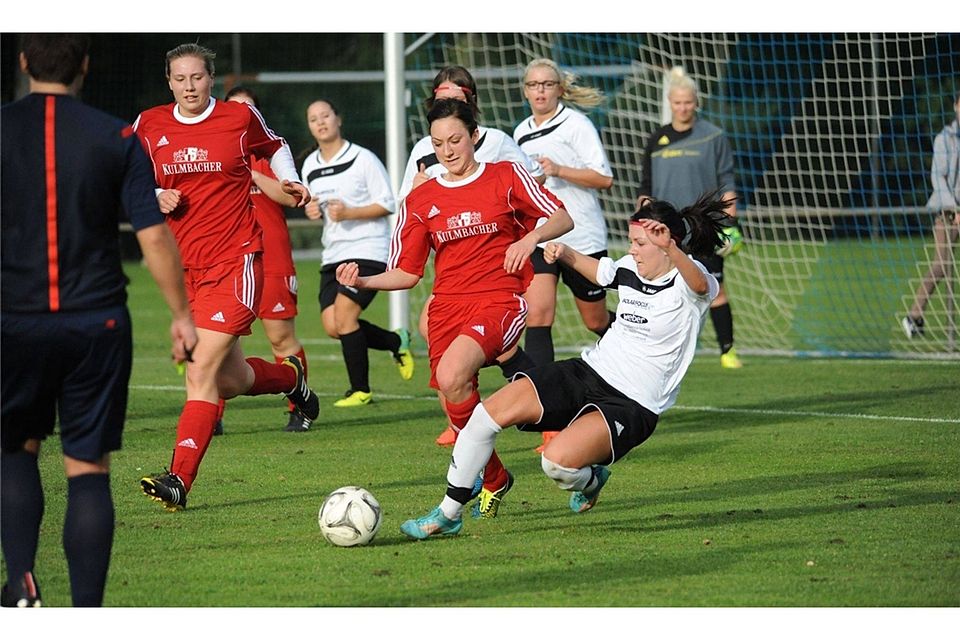 Die Damen der SpVgg Ebermannsdorf (in Weiß) zogen gegen den 1. FC Schwarzenfeld den Kürzeren.  Foto: Brückmann