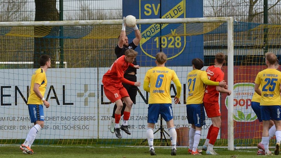 Fabian Landvoigt hier im Duell gegen Kilia Kiel packt sicher zu. 