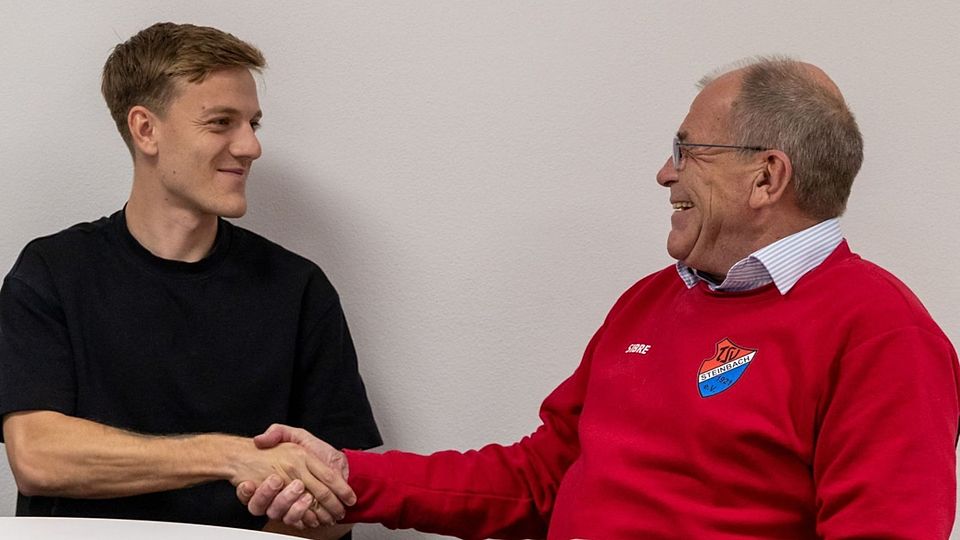 Tim Kircher (li.) und Roland Kring bei der Vertragsverlängerung