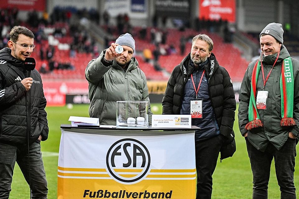Bei der Halbfinal-Auslosung des Landespokals vertrat Nathanael Hopperdietzel (r.) im Dezember noch den SSV 80 Gardelegen. Zum Start ins neue Jahr ist er dort kein Trainer mehr.