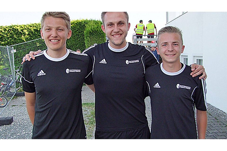 Können sich über ihre „Beförderung“ zurecht freuen: (Von links) Fabian Hegener (Bezirksliga), Patrick Krettek (Bayernliga) und Jonas Krzyzanowski (rechts).  Foto: Dirk Sing
