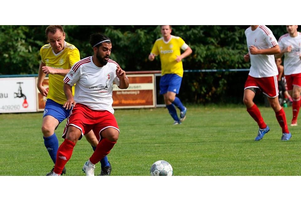   Serdal Ergin (am Ball) und Frohnhausen gastieren in der Kreisoberliga-Abstiegsrunde bei der SG Wommelshausen/Dernbach und Christian Rink (l.). Foto: Jens Schmidt