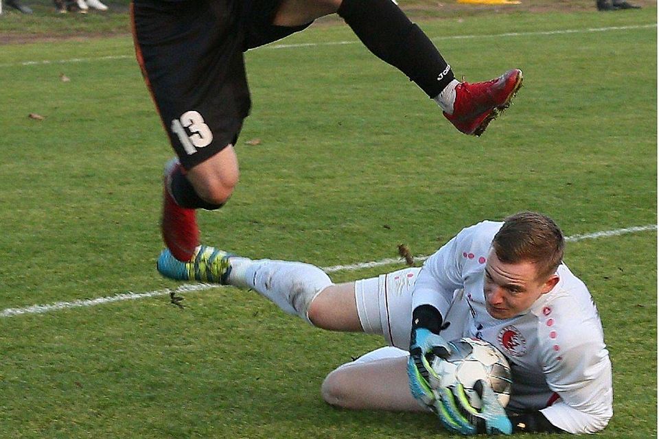 Hohe Hürde übersprungen: Givanildo Santos Reis, in dieser Szene gegen Seelows Torsteher Maurice Geisler zu spät, eroberte mit der FC Rot-Weiß Neuenhagen die Tabellenspitze.  ©Udo Plate