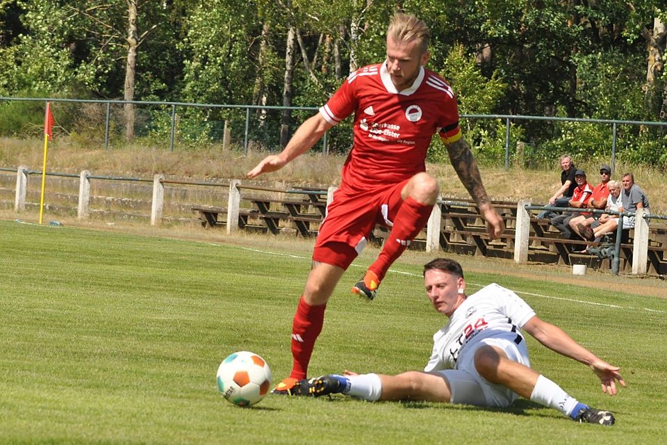 Hürde Peitz übersprungen. Hohenleipisch gewinnt bei der SG Eintracht. Hier überläuft Paul Werner in der Partie der Vorsaison den Petzer Maik Lorenz.