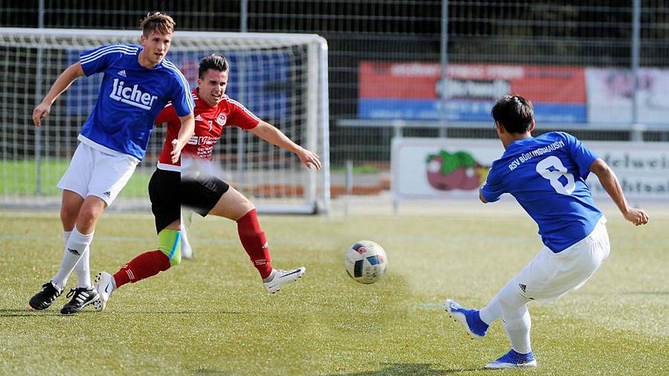 Nimmt Maß: Tenzin Wangyal Tso Ngoe Tsang (r.) vom RSV II, Tim Rüsler stemmt sich dem Schuss entgegen. 	Foto: Martin Weis