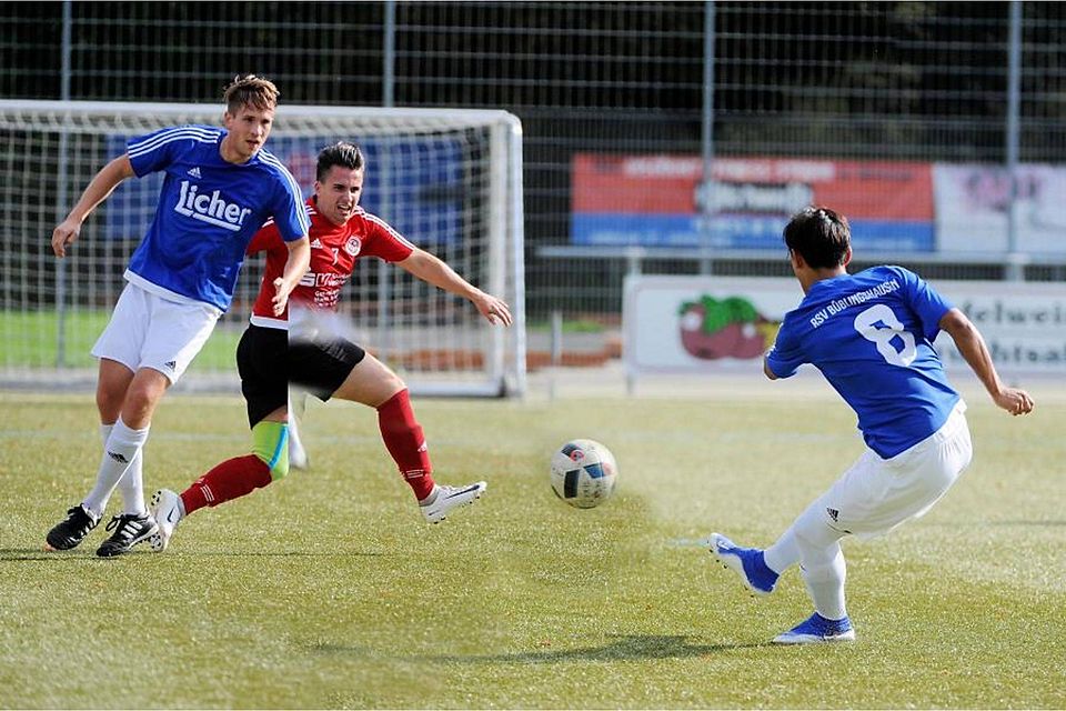 Nimmt Maß: Tenzin Wangyal Tso Ngoe Tsang (r.) vom RSV II, Tim Rüsler stemmt sich dem Schuss entgegen. 	Foto: Martin Weis