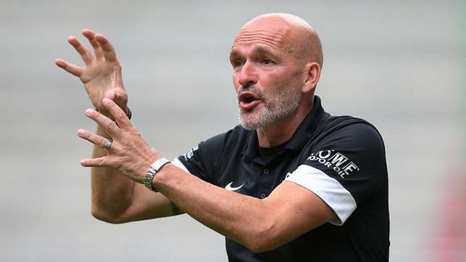 Immer mit Leidenschaft und Akribie dabei: Trainer Stefan Emmerling genießt die Rückendeckung des Wormatia-Vorstands. Archivfoto: Eibner