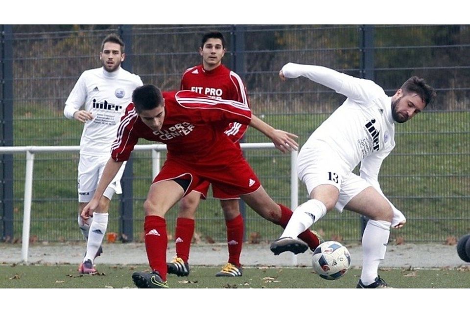 Erfolgreicher Einstand: Denis Cezanne (rechts) und  Dennis von Wrese (links), beide hier noch im Trikot der SKV Mörfelden, haben mit ihrem neuen Klub SKG Walldorf das erste Punktspiel der B-Liga-Runde mit 1:0 in Worfelden gewonnen.  	Archivfoto: Vollformat/Volker Dziemballa