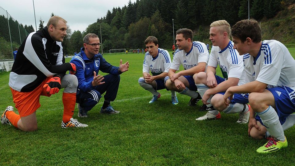 Letzte Instruktionen vor dem Spiel an die Neuen: Torwart Benni Kronz, Trainer Stefan Ding und die Spieler Philipp Stüber, Thomas Lorscheter, Jan Niklas Nonnweiler und Johannes Nisius (v.l.). Foto: volksfreund.de/Edgar Breit