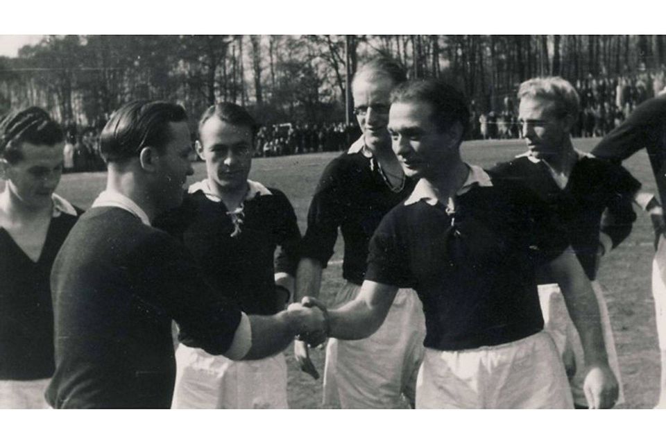 Ernst Lippert (rechts) ist natürlich auch der Kapitän der Gießener Stadtmannschaft, die 1950 auf dem Waldsportplatz gegen Kassel spielt. Hier gratuliert er seinem Mannschaftskamerad Theis zu seinem 500. Spiel.    	Foto: Stadtarchiv Gießen