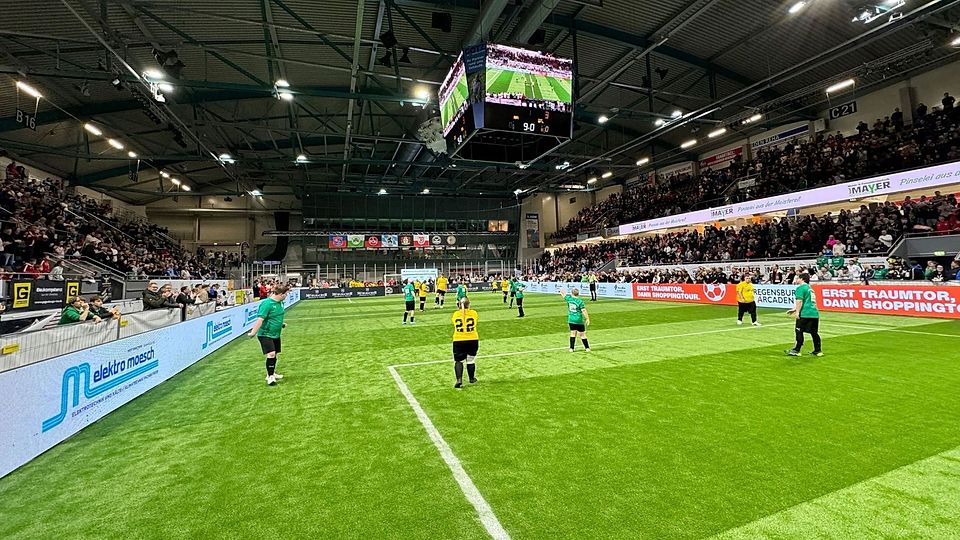 Der Eishockey-Tempel der Eisbären Regensburg verwandelt sich für den „Bananenflanker Budenzauber“ wieder für einen Tag in ein Hallenfußball-Grün.