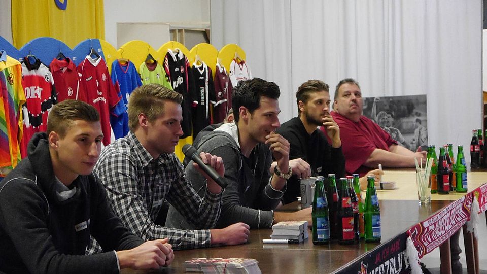 Die FCK-Profis Willi Orban, Michael Schindele, Marius Miller und Mateusz Klich (v.l.n.r.) stellten sich in Hamm den Fragen der vielen Fans. Foto Widder