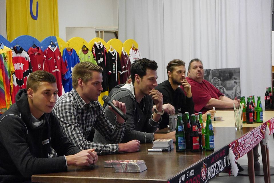 Die FCK-Profis Willi Orban, Michael Schindele, Marius Miller und Mateusz Klich (v.l.n.r.) stellten sich in Hamm den Fragen der vielen Fans. Foto Widder