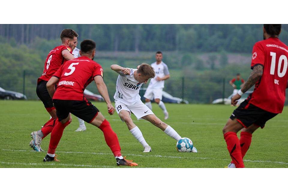  Ihm gelingen zum Abschied nochmal zwei Treffer für den TSV Steinbach II gegen Griesheim: Paul Pöpperl (M.). (© Björn Franz) 