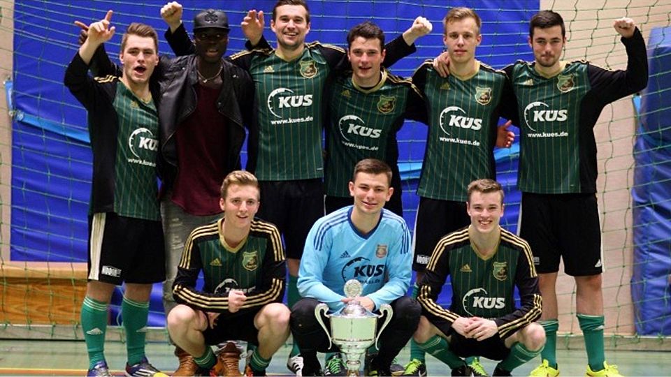 Der Heeslinger SC II benötigte beim Budenzauber in der Tarmstedter KGS-Sporthalle eine kleine Anlaufzeit, steigerte sich aber im Laufe des Turniers, setzte sich im Finale mit 3:0 gegen die Gastgeber vom TSV Bülstedt/Vorwerk durch und sicherte sich erstmals den Wanderpokal. Foto Krause