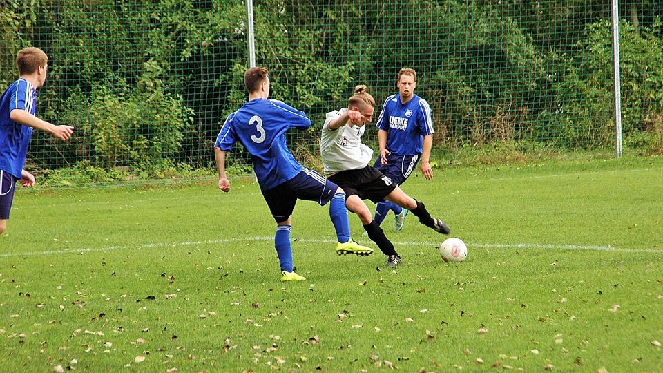 Eckernfördes Kolja Schulze (Mi.) versetzt die TuS-Spieler Timo Asmussen (li.) und den Torschützen zum 0:1, Sebastian Schulz. Foto: Tüxen