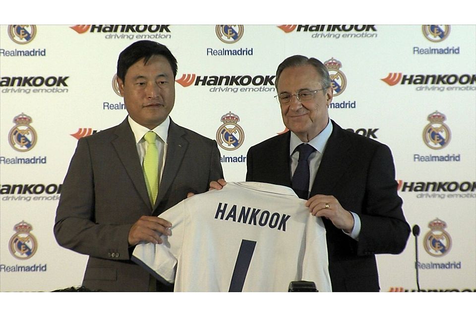 Hyun Shick Cho, Präsident und CEO von Hankook Tire Worldwide, und der Präsident des Fußballvereins Real Madrid C.F. Florentino Pérez, haben heute offiziell den Vertrag über ihre globale Partnerschaft im Santiago Bernabéu Stadium unterzeichnet. Foto: Hankook Tire