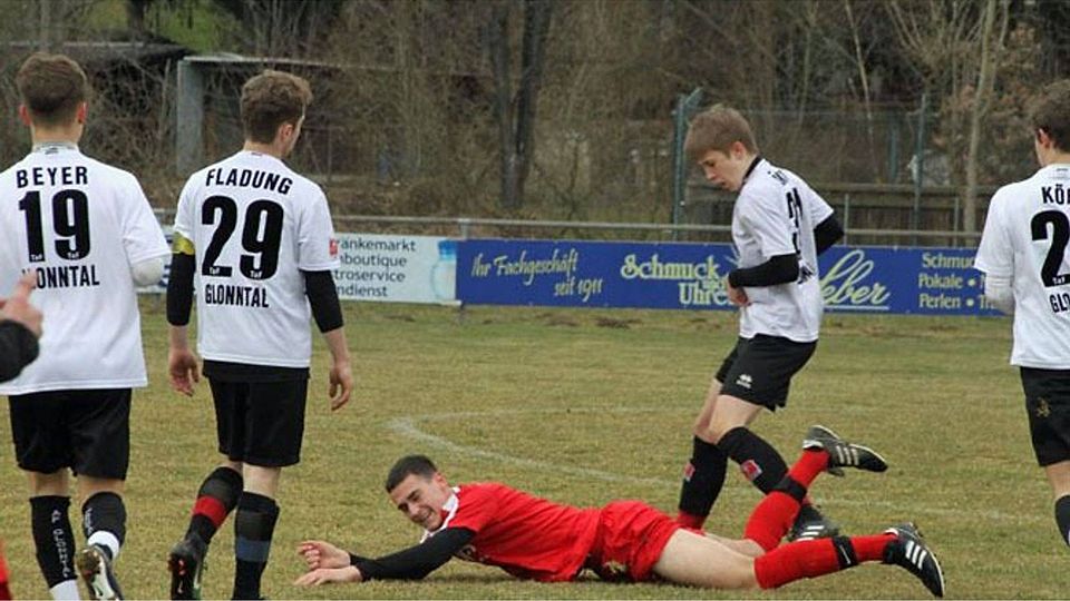 Eine Bauchlandung erlebten die U 17-Junioren des TSV 1865 Dachau beim 1:6 im Derby gegen TaF Glonntal. Foto: Robert Ohl
