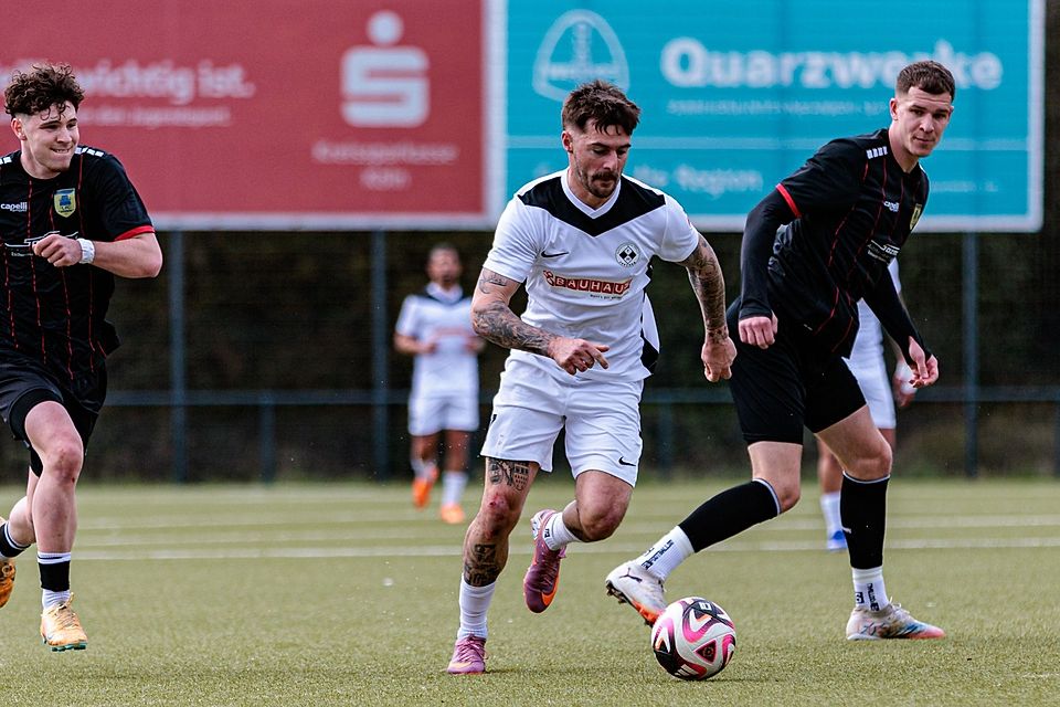 Auf die Tore von Patrick Friesdorf (re.) muss die SpVg Frechen 20 nun lange verzichten!