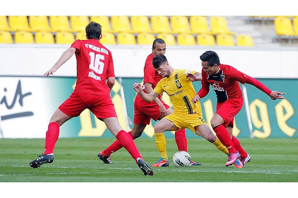 Tat sich schwer: Alemannia Aachen, hier Marcel Heller, hatte über 120 Minuten große Probleme mit dem Mittelrheinligist FC Wegberg-Beeck. Foto: Wolfgang Birkenstock