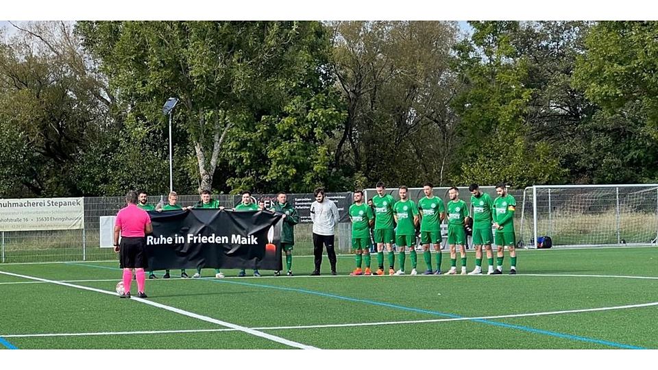 Besonderer Moment: Die Spieler des Fußball-B-Ligisten FSV Berghausen gedenken ihres verstorbenen Kollegen Maik Malik. © FSV Berghausen 