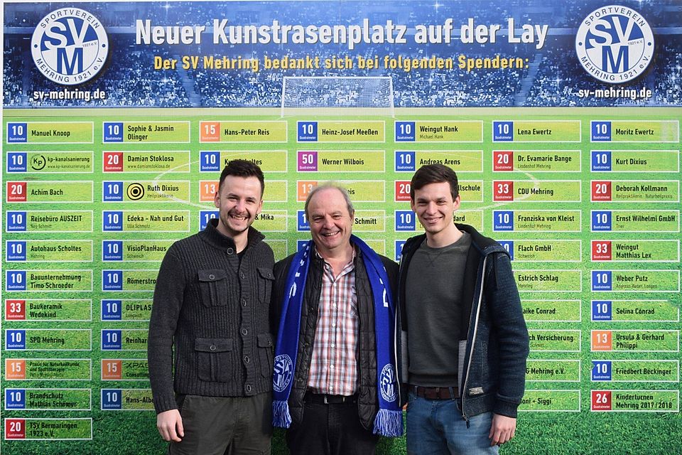 Seine Liebe zum SV Mehring hat Peter Dietz (Mitte) an seine beiden Söhne Sebastian (links) und Alexander weitervererbt. Gleich auf mehreren Ebenen engagieren sie sich für die Blau-Weißen.