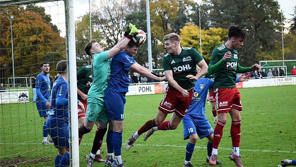 Torhüter Luca Kiecok, Leon Dippert und Fabian Engbrecht (re., MTSV).