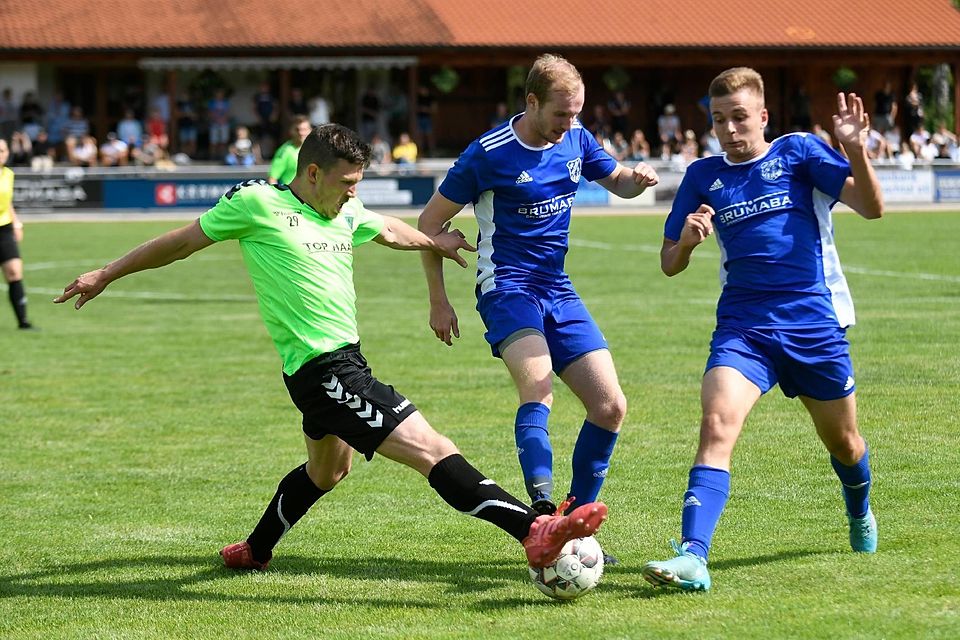 Gut verkauft haben sich die Waldramer um (v. re.) Jonathan Schulz und Lukas Schwesig im ersten Test gegen 1. FC
Penzberg. Am Ende stand jedoch eine 1:3-Niederlage gegen den Bezirksliga-Klub.