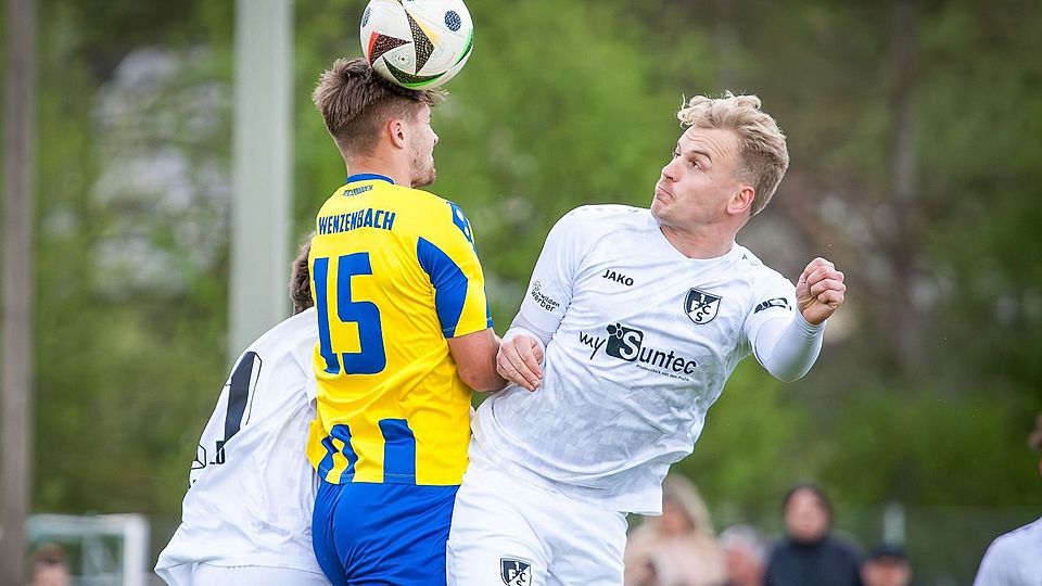 Nach dem Coup gegen Wenzenbach geht der 1. FC Schwarzenfeld (in Weiß) mit Rückenwind ins Heimspiel gegen Breitenbrunn.
