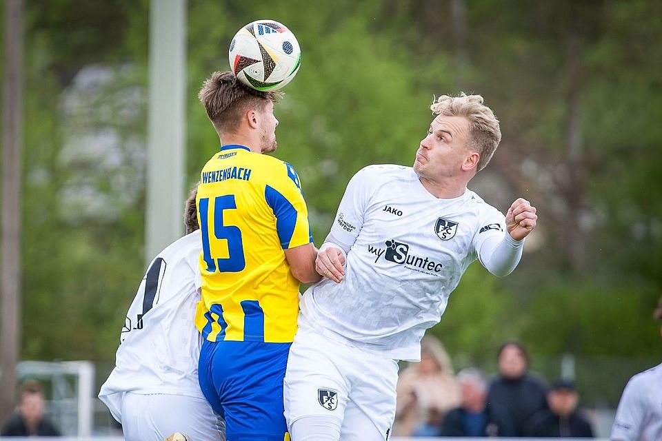 Nach dem Coup gegen Wenzenbach geht der 1. FC Schwarzenfeld (in Weiß) mit Rückenwind ins Heimspiel gegen Breitenbrunn.