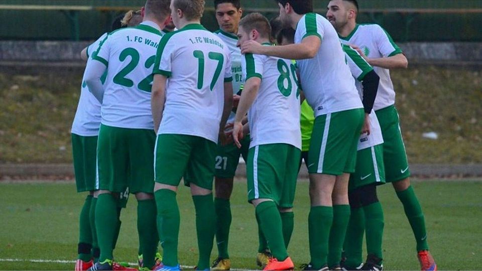 Das Team mit vollster Anspannung vorm Spiel  // Foto: Facebookseite des 1. FC Waldtal Marburg