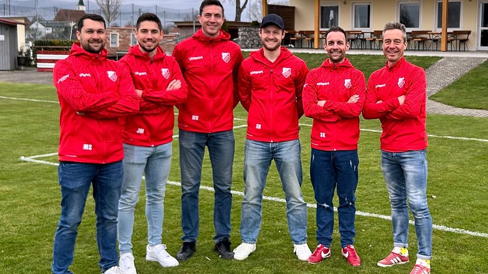 Maximilian Strobel (Trainer 1. Mannschaft, von links), Jonas Manier (Spielertrainer 1. Mannschaft), Markus Kapfer (sportlicher Leiter), Stefan Besel (Torwarttrainer), Sven Kocan (Spielertrainer 2. Mannschaft) und Peter Piak (Trainer 2. Mannschaft) arbeiten beim SV Kicklingen weiterhin zusammen.