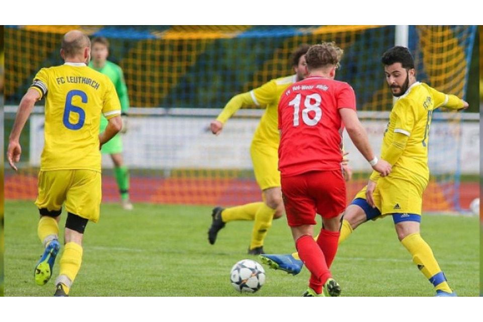Starke Leistung: Zafer Ay (rechts) hat mit dem FC Leutkirch gegen den FV Rot-Weiß Weiler gewonnen. Foto: Josef Kopf
