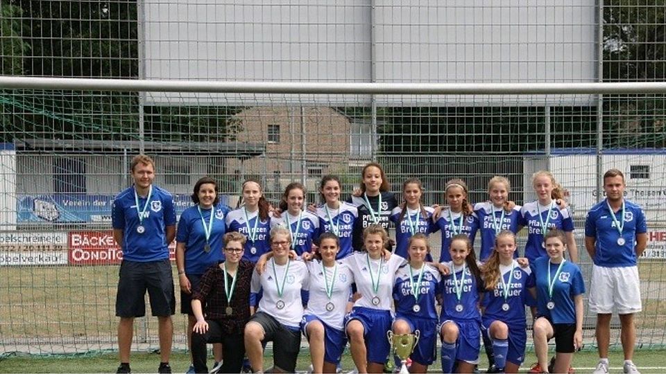 Die U17 Juniorinnen des SV Menden nach dem Sieg im Kreispokalfinale.