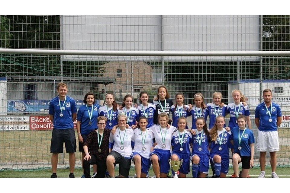 Die U17 Juniorinnen des SV Menden nach dem Sieg im Kreispokalfinale.