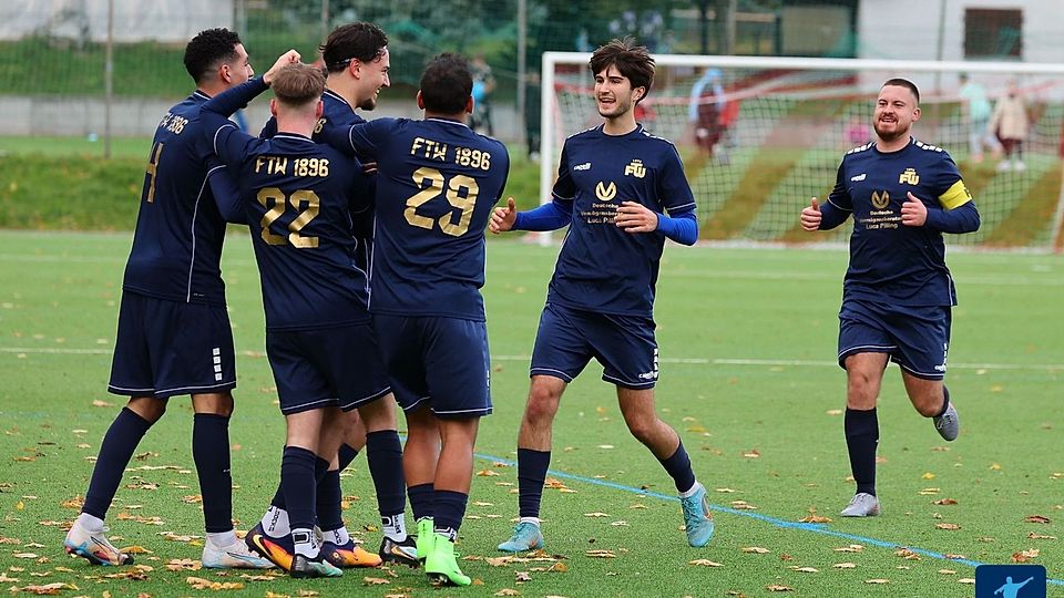 Die Freie Turnerschaft (dunkle Trikots) bejubelt den Erfolg über die SG Germania.	