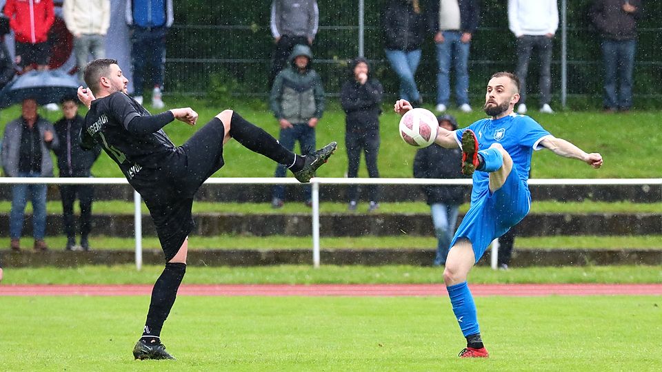 Der FC Kosova um seinen reaktivierten Stürmer Besmir Arifaj (rechts) übergibt die Meisterschaft an Widersacher TB/ASV Regenstauf.